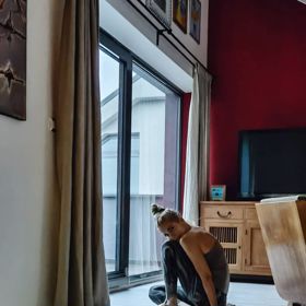 Cvičí i v době koronavirové, kdy jsou zavřené fit centra.