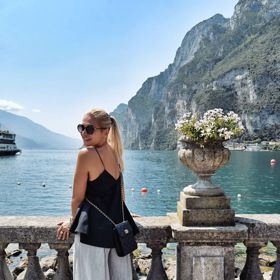 Dara Rolins posílá slunné pozdravy.