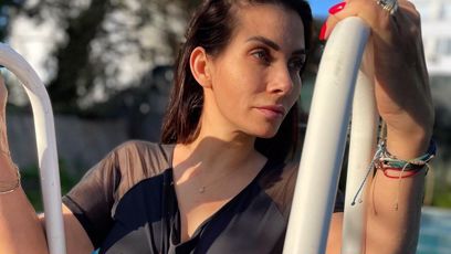 FOTO: Moderátorka Eva Decastelo provokuje v mokrém tričku.