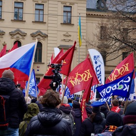 Vlajky odborových sdružení a KSČM.