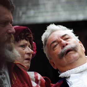 Lakový otec hlavního hrdiny, kouzelný Miroslav Donutil.