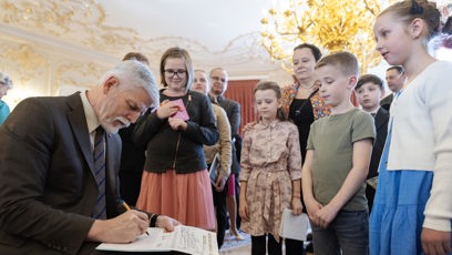 FOTO: Pavel při podepisování autogramů.