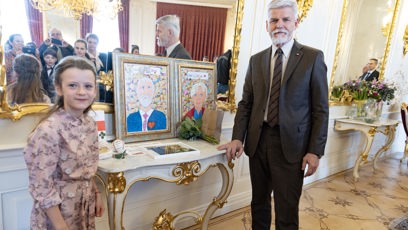 FOTO: Pavel s vlastními obrazy.