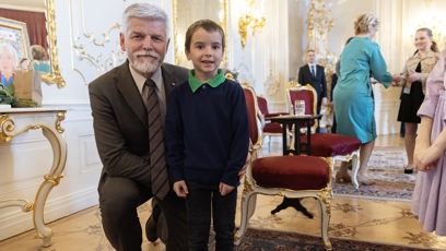 FOTO: Prezident Pavel s dítětem.