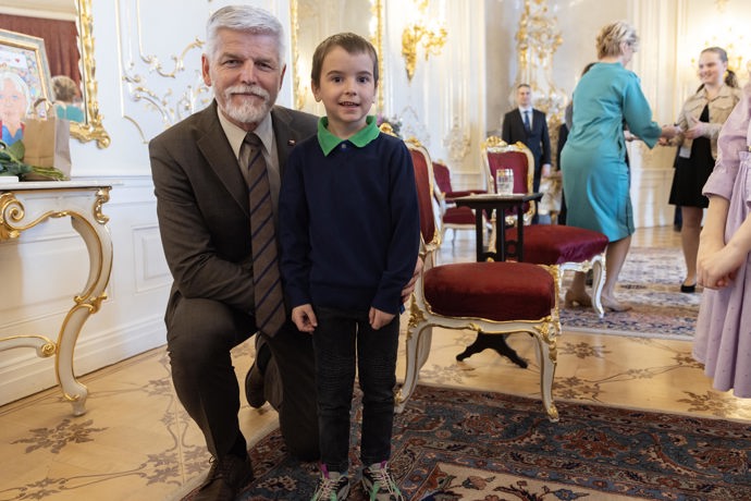 FOTO: Prezident Pavel s dítětem. – stránka 2397