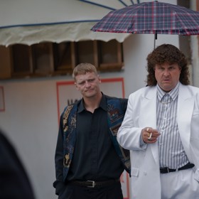 Michal Novotný v roli Ivana Jonáka v seriálu Devadesátky.