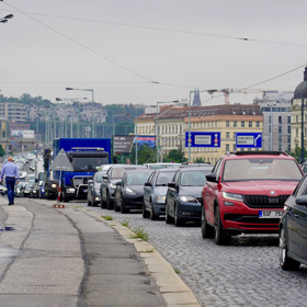A řidiči už třetí den čekají.
