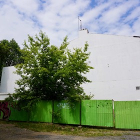 Z druhého boku je dům ještě kompletní.