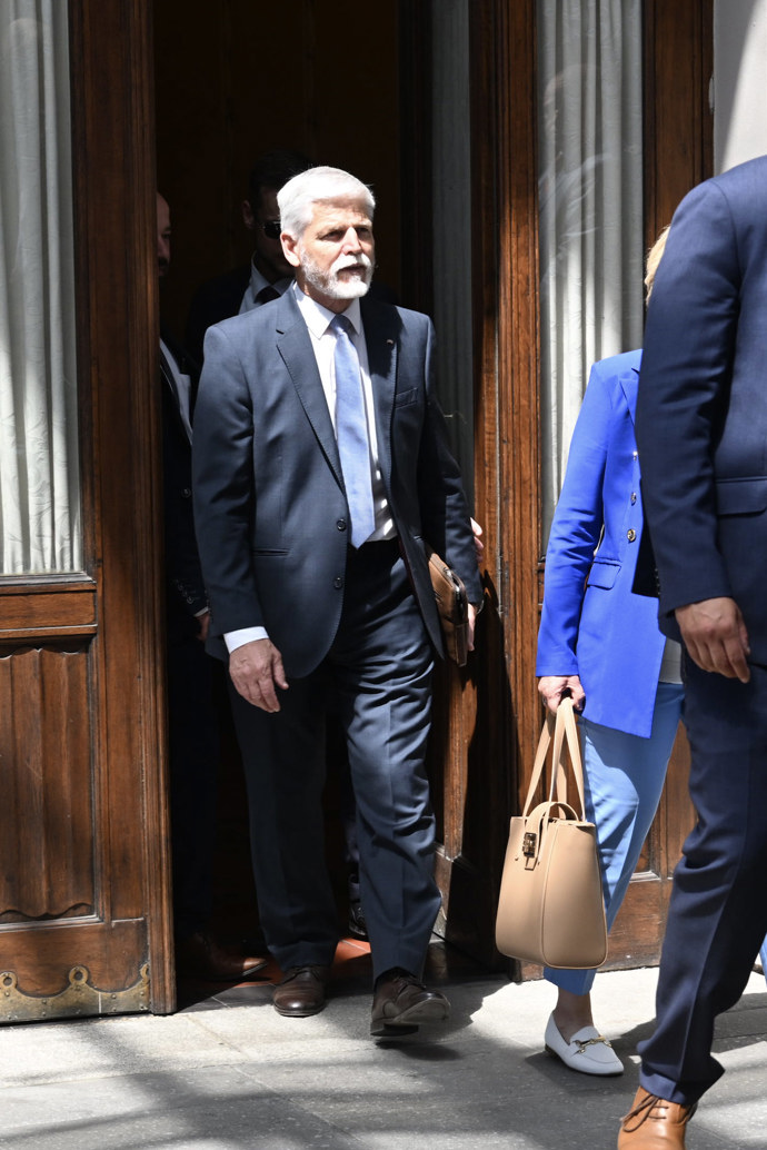 FOTO: Petr Pavel ve slušivém obleku. – stránka 2765