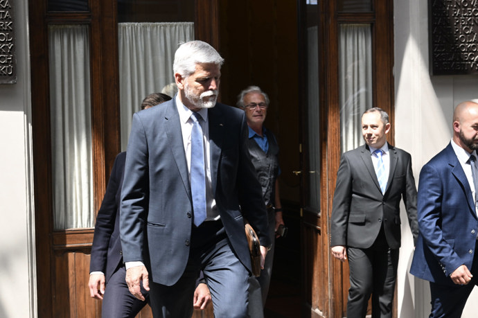 FOTO: Během prezidentských voleb kolovala dezinformace, že Petr Pavel zemřel. – stránka 2760