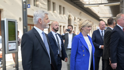 FOTO: Eva Pavlová v modrém saku.