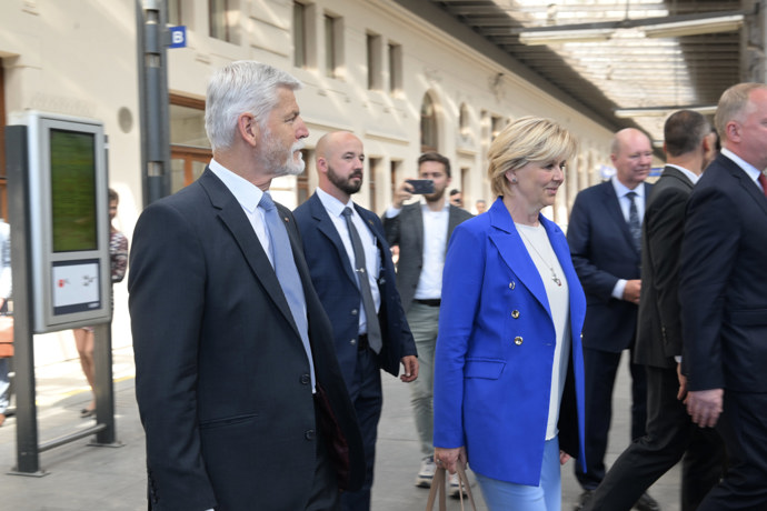 FOTO: Eva Pavlová v modrém saku. – stránka 2763