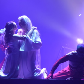 Zpěvaček se vystřídalo hodně, on stále zůstává. 