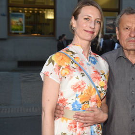 Anna Polívková si ve filmu zahrála Miroslavem Krobotem.