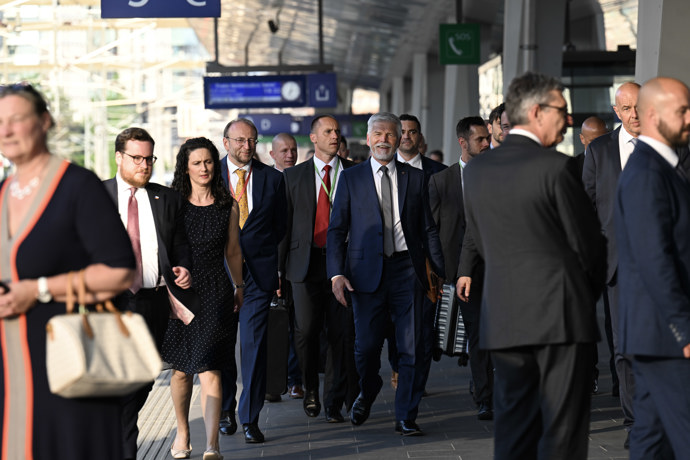 FOTO: Petr Pavel měl stále úsměv na tváři. – stránka 2704