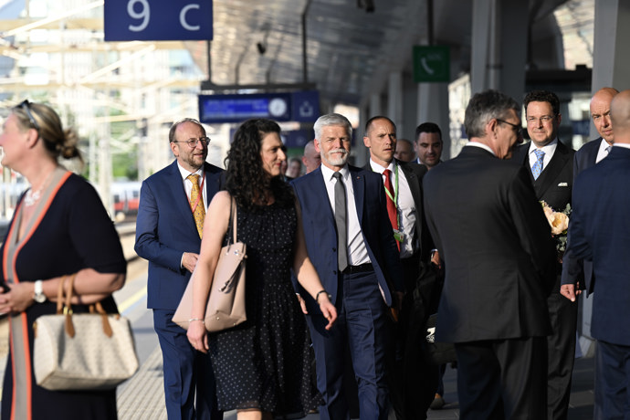 FOTO: Petr Pavel měl stále úsměv na tváři. – stránka 2705