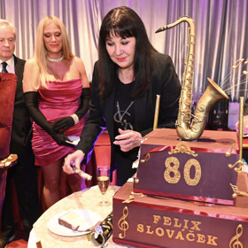 Dáda se zhostila krájení dortu.