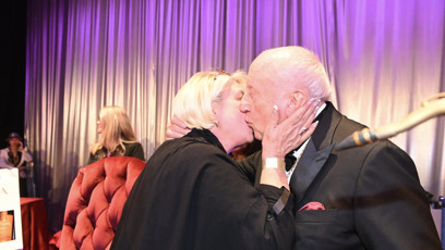 FOTO: Felix Slováček s gratulantkou.