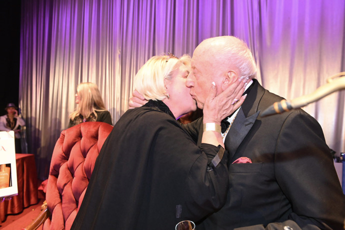 FOTO: Felix Slováček s gratulantkou. – stránka 839