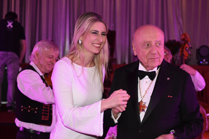 FOTO: Felix si zatancoval s neznámou ženou. – stránka 834