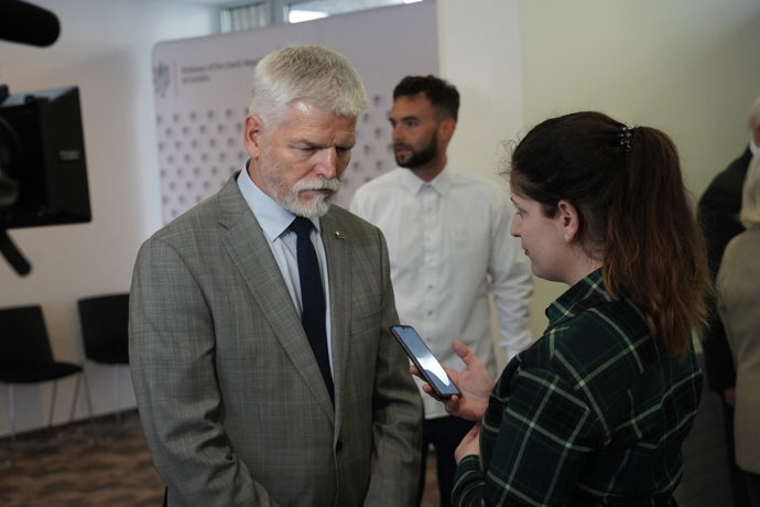 FOTO: Prezident Petr Pavel během rozhovoru pro eXtra.cz na české ambasádě v Londýně. – stránka 2639