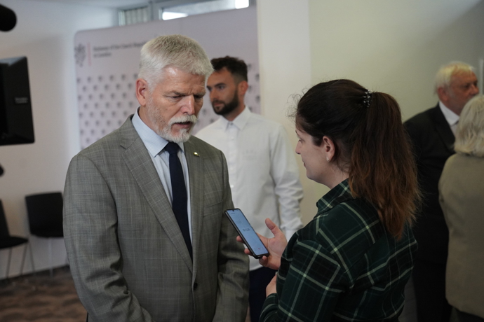 FOTO: Prezident Petr Pavel během rozhovoru pro eXtra.cz na české ambasádě v Londýně. – stránka 2638