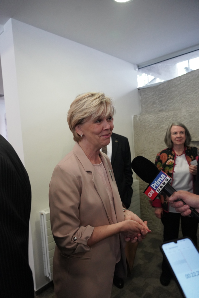 FOTO: První dáma Eva Pavlová na české ambasádě v Londýně. – stránka 2631