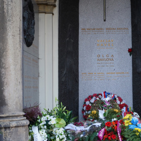 Lidé hrob prezidenta Václava Havla zaplavili smutečními kyticemi a svíčkami. 