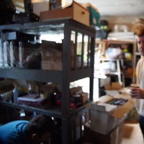 Tady jsou uskladněné baterky, boty, náhradní díly a munice.