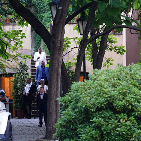 V ruce držel skleničku, se kterou i přišel.