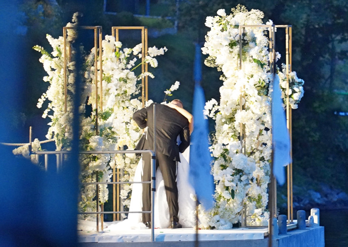 FOTO: Karlos s Lelou v zamilovaném objetí. – stránka 1882