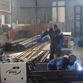 V hale pracují desítky lidí.