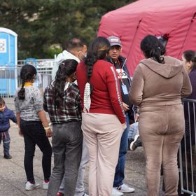 Scházejí se tam skupinky ukrajinských Romů.