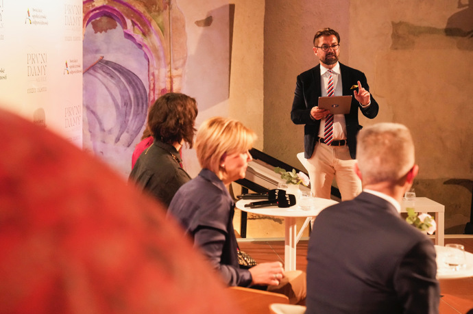 FOTO: Debata s manželkami a manželem prezidentských kandidátů. – stránka 85