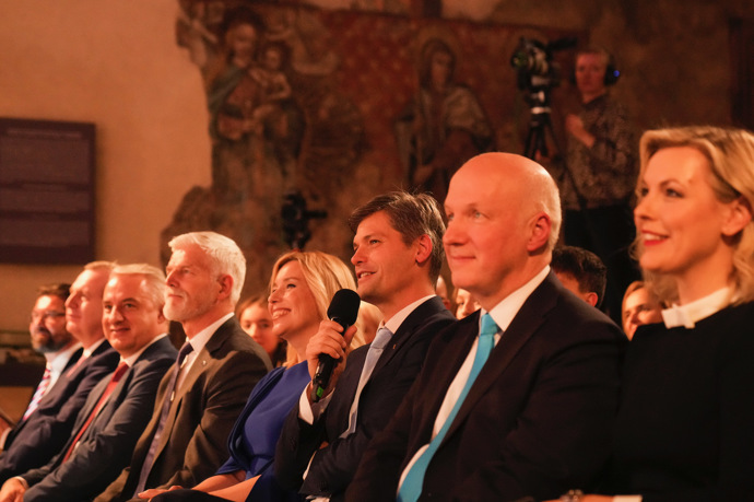FOTO: Debata manželek a manžela prezidentských kandidátů. – stránka 87