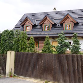 Většina z něj je ale skrytá za živým plotem.