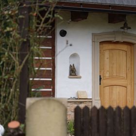 Většina dění v domě je skrytá veřejnosti.