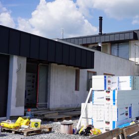 Spíše než bungalov připomíná stavba luxusní vilu.