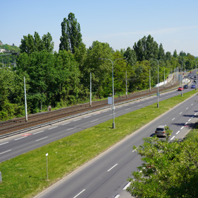 Při pohledu pod Barrandovský most to v pondělí vypadalo jako o víkendu.