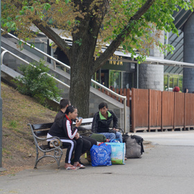 Na nádraží našli útočiště hlavně Romové.