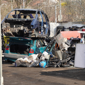Mezi Afričany v pražském Bronxu: Podívali jsme se do zákulisí vrakoviště u Palmovky