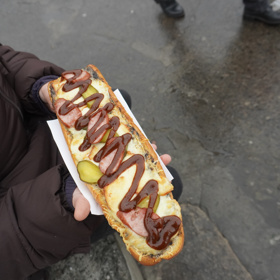 Oblíbené místní jídlo zapiekanka.