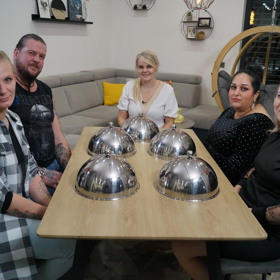 Kateřina Zelená (vepředu vlevo) je podle Michala někdo jiný, než za koho se vydává.