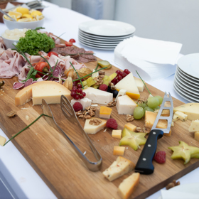 Raut zahrnoval i sýry a delikatesy.