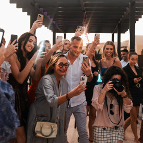 Během soustředění Miss Czech Republic v SAE se konala i oslava kreativního ředitele Sama Dolce. 
