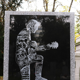 Hrob Mekyho Žbirky je dokončen. Legendární zpěvák je pochovaný na hřbitově v pražských Olšanech.