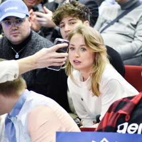 Shopaholic Nicol v publiku po boku Milana Peroutky.