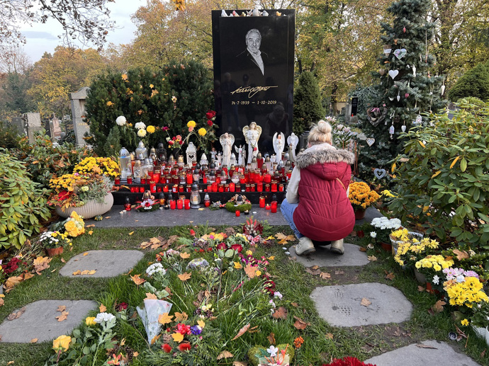 FOTO: Hrob Karla Gotta. – stránka 50