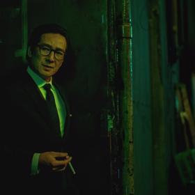 Ke Huy Quan jako Waymond v akčním hitu Všechno, všude, najednou. 