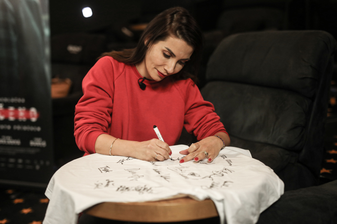 FOTO: Eva Decastelo si zahrála ve filmu Promlčeno malou roli. – stránka 304